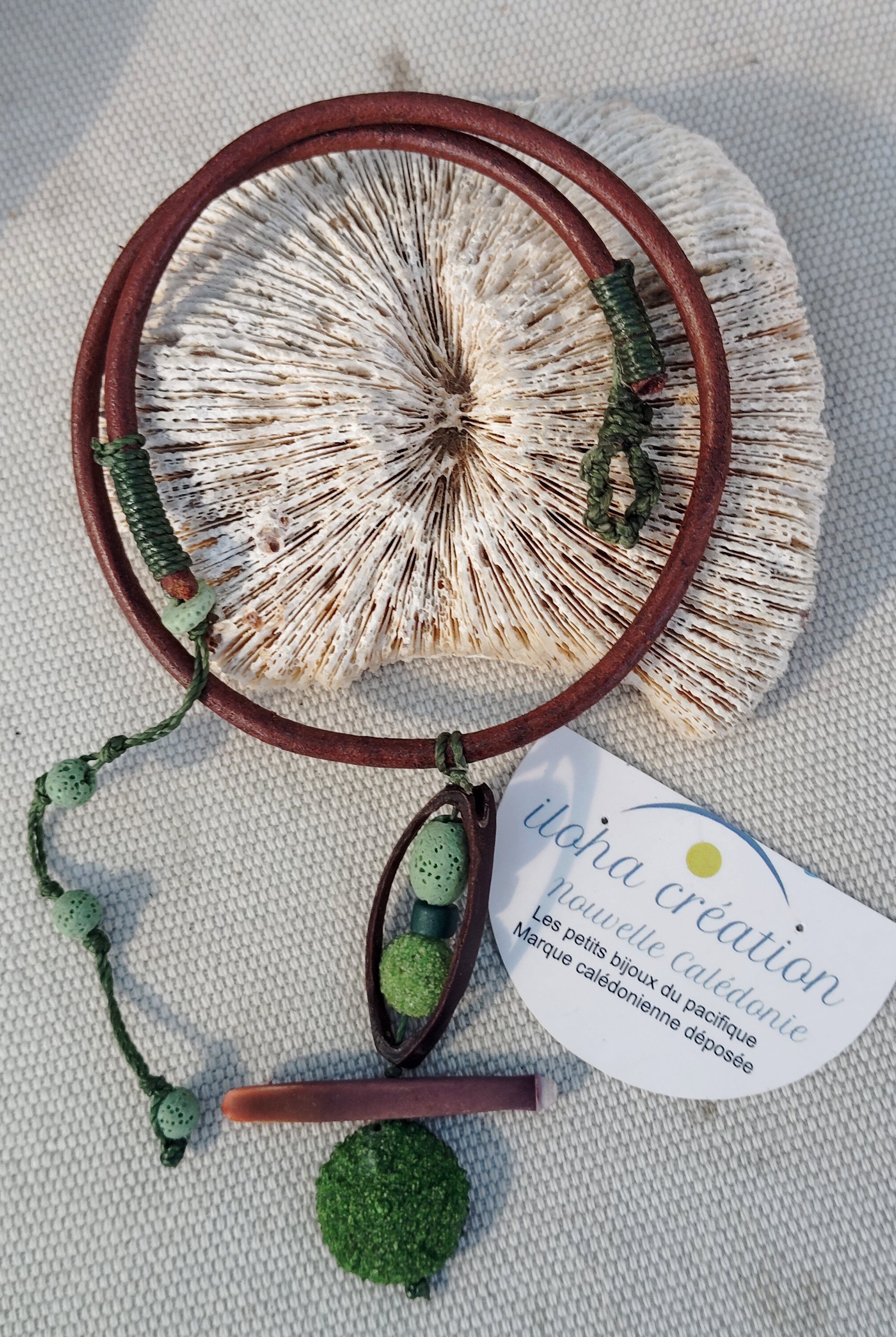 Collier FAÎTIÈRE 9 avec graine de Wawa tranché