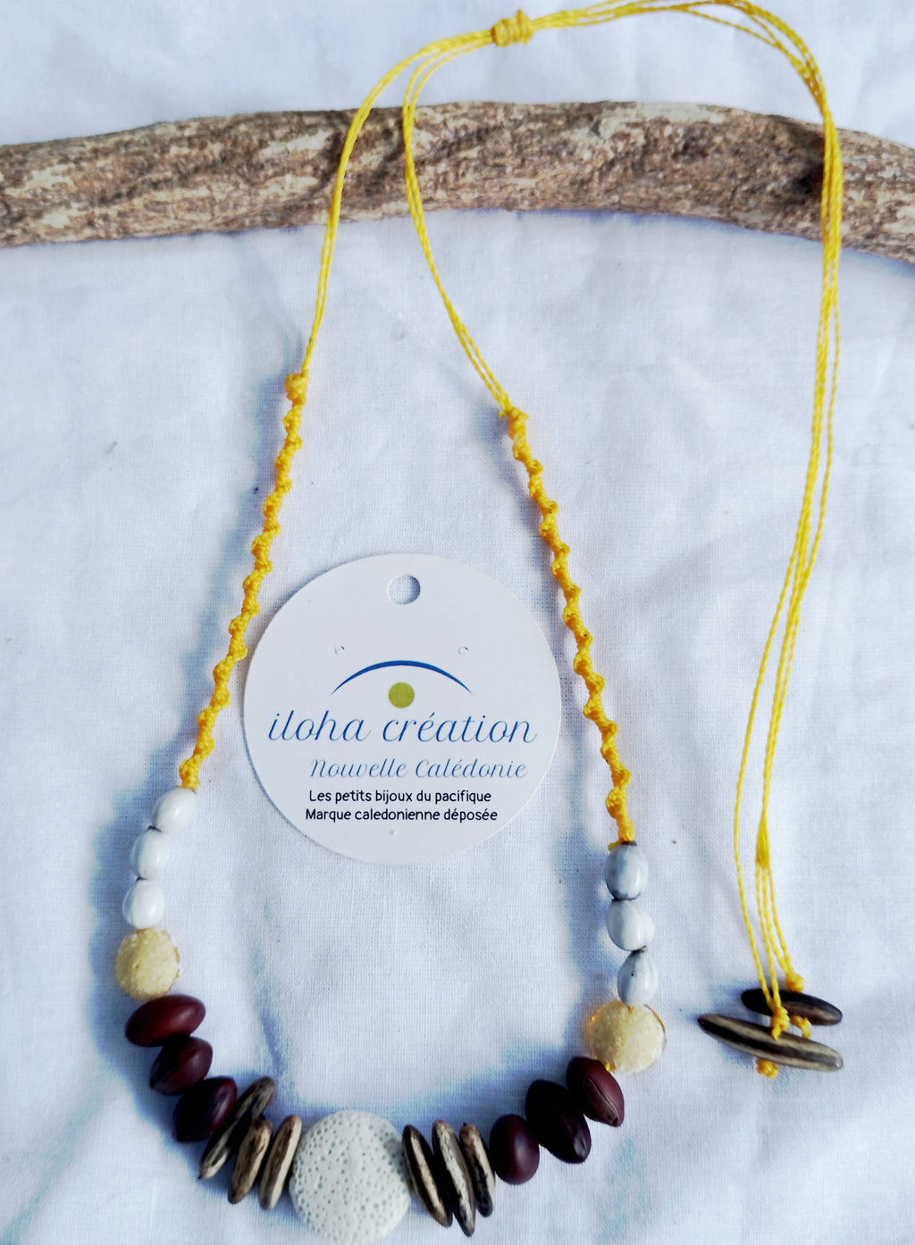 Collier Yate 4 graines & pierre volcanique blanche