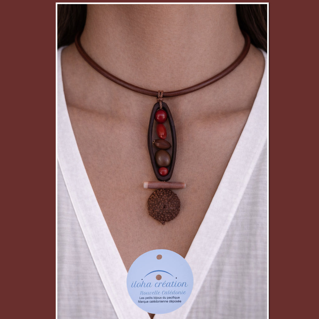 Collier FAÎTIÈRE 10 graines &  cordon cuir