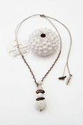 Collier YATE 4 Pierre volcanique blanche & empreinte d'oursin crayon avec sable local - Nouvelle Calédonie