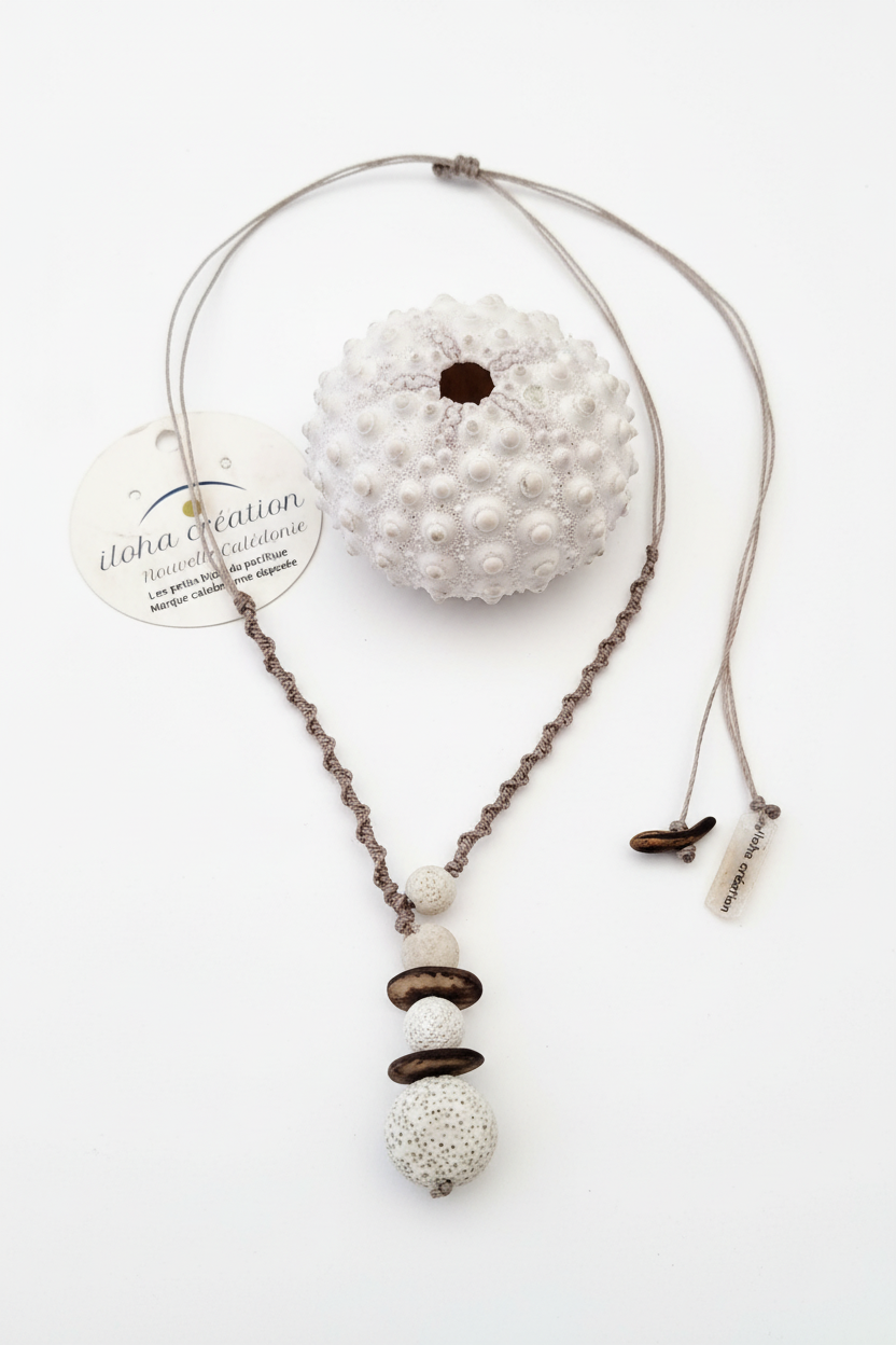Collier YATE 4 Pierre volcanique blanche & empreinte d'oursin crayon avec sable local - Nouvelle Calédonie