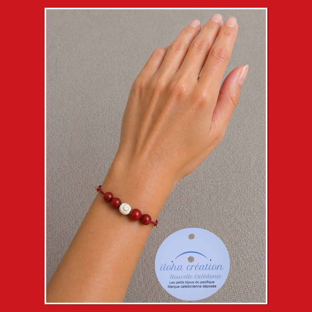 Bracelet artisanal  spiral POE 10 avec graine rouge église