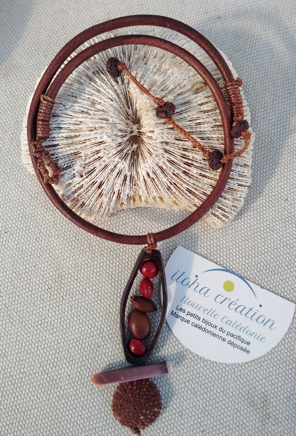 Collier FAÎTIÈRE 10 graines &  cordon cuir