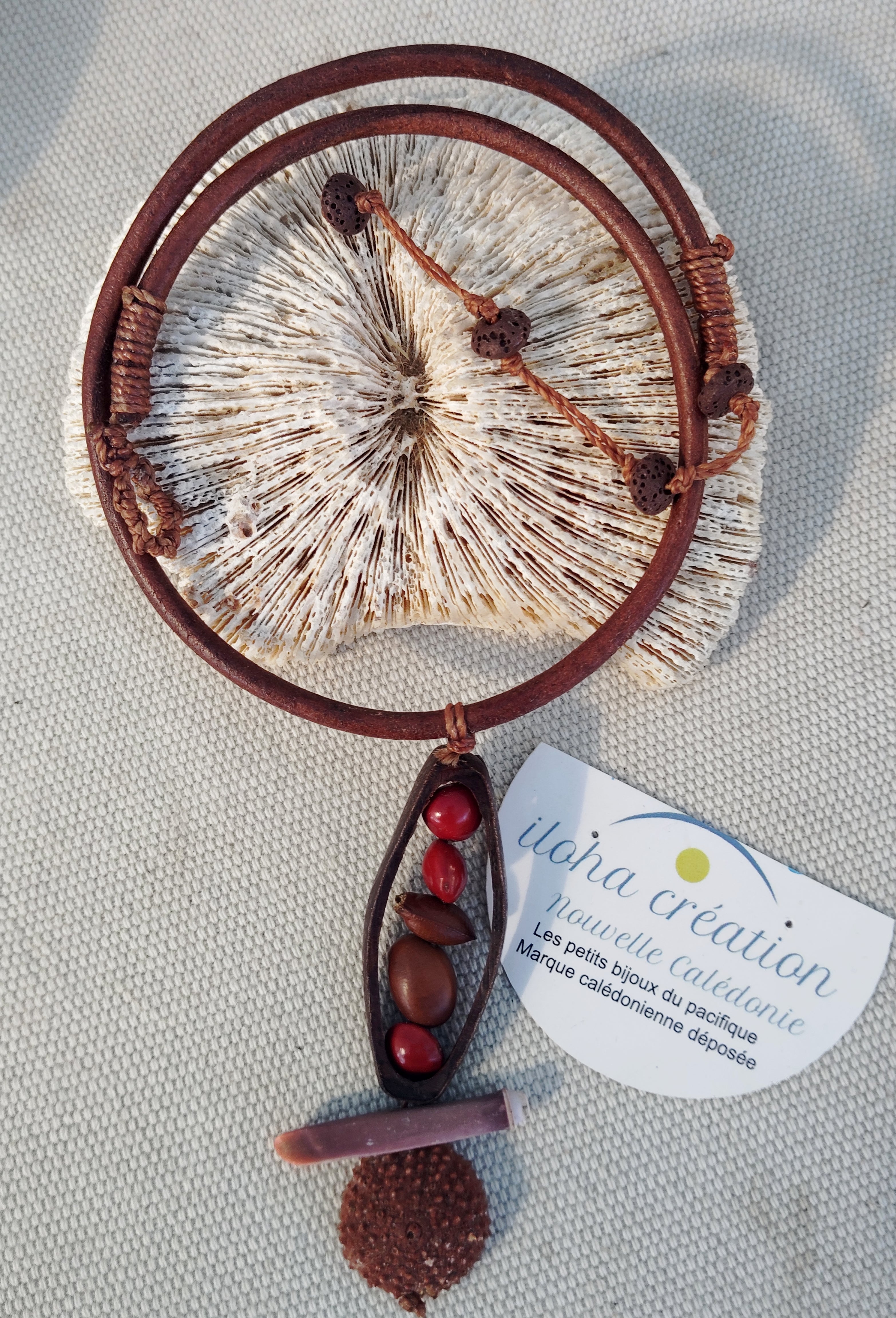 Collier FAÎTIÈRE 10 graines &  cordon cuir