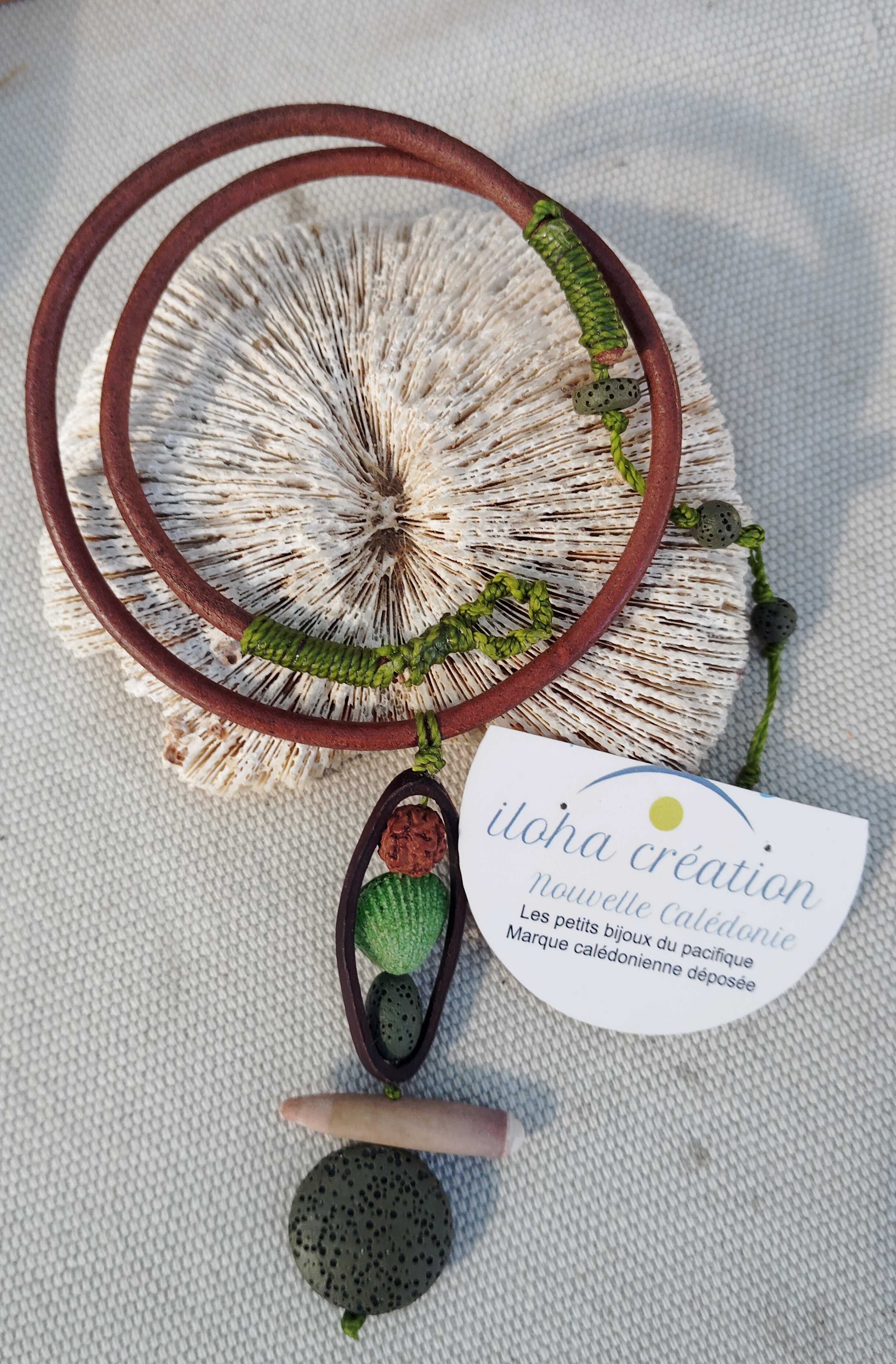 Collier FAÎTIÈRE 8 avec graine de Wawa tranché