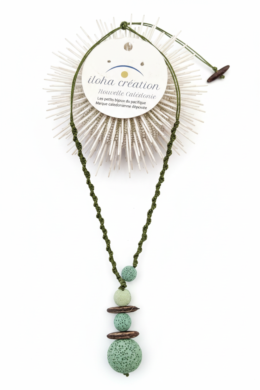 Collier YATE 8 Pierre volcanique verte & empreinte d'oursin crayon avec sable de Nouvelle Calédonie