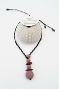 Collier Yate 2 pierre volcanique rose& empreinte d' oursin crayon avec sable de  Nouvelle Calédonie